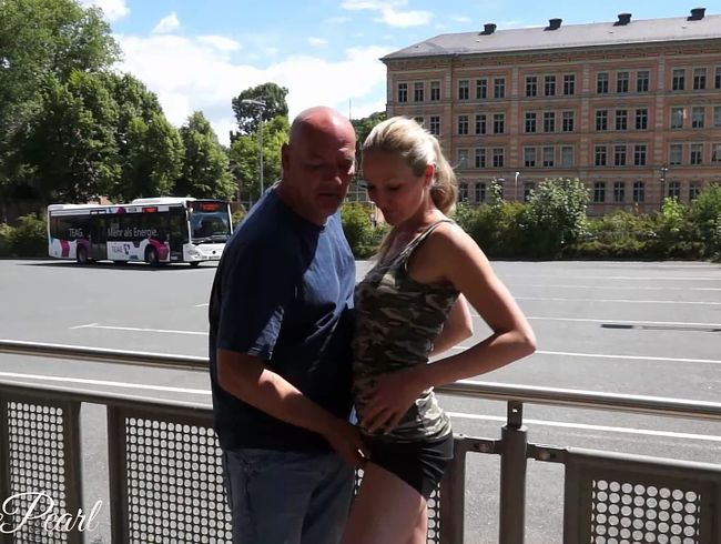 MaviePearl Porno Video: Dreist beim fi**en auf den schw**z gepi**t