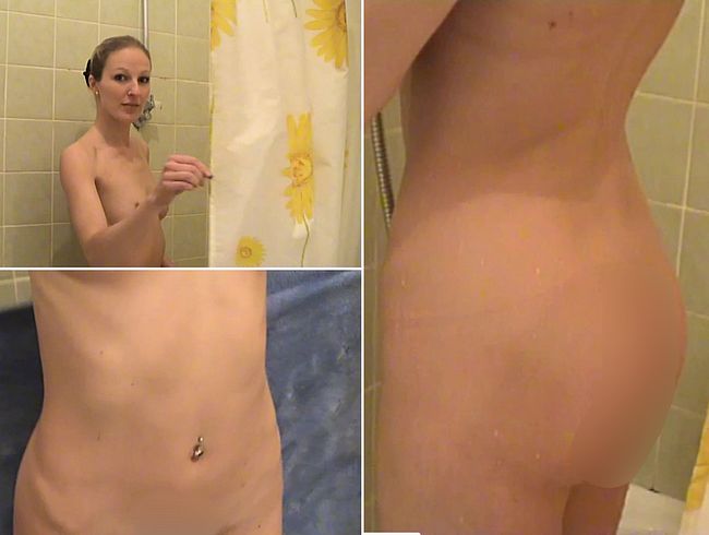 MaviePearl Porno Video: Duschen & Pischen mit einem Busch!